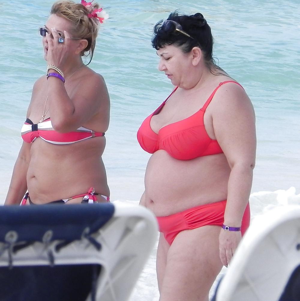 25P Mature boobs beach
