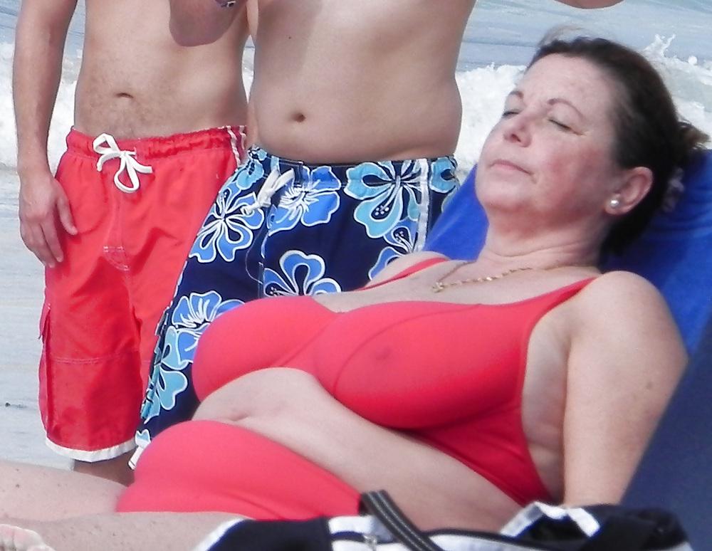 25P Mature boobs beach