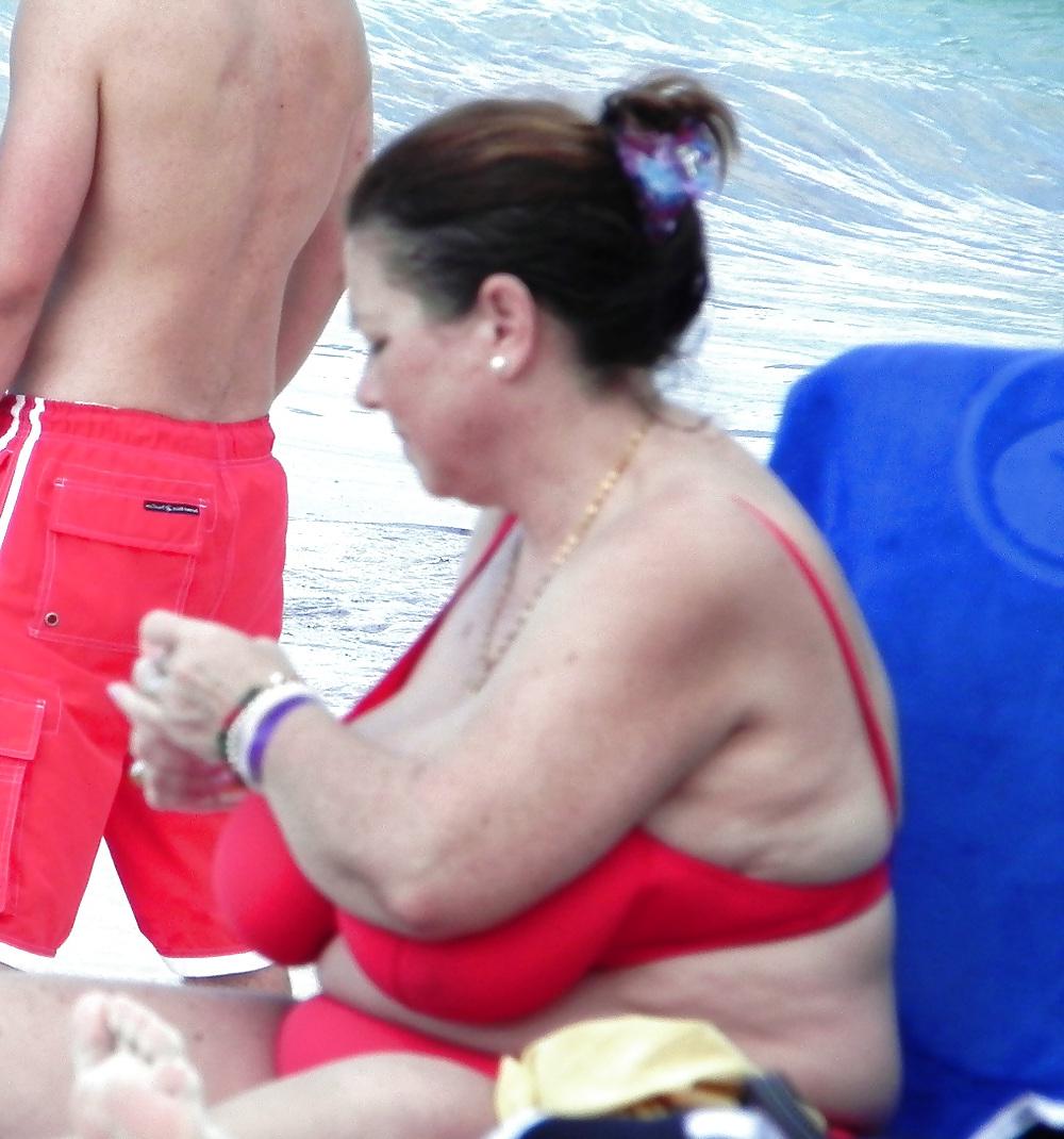 25P Mature boobs beach