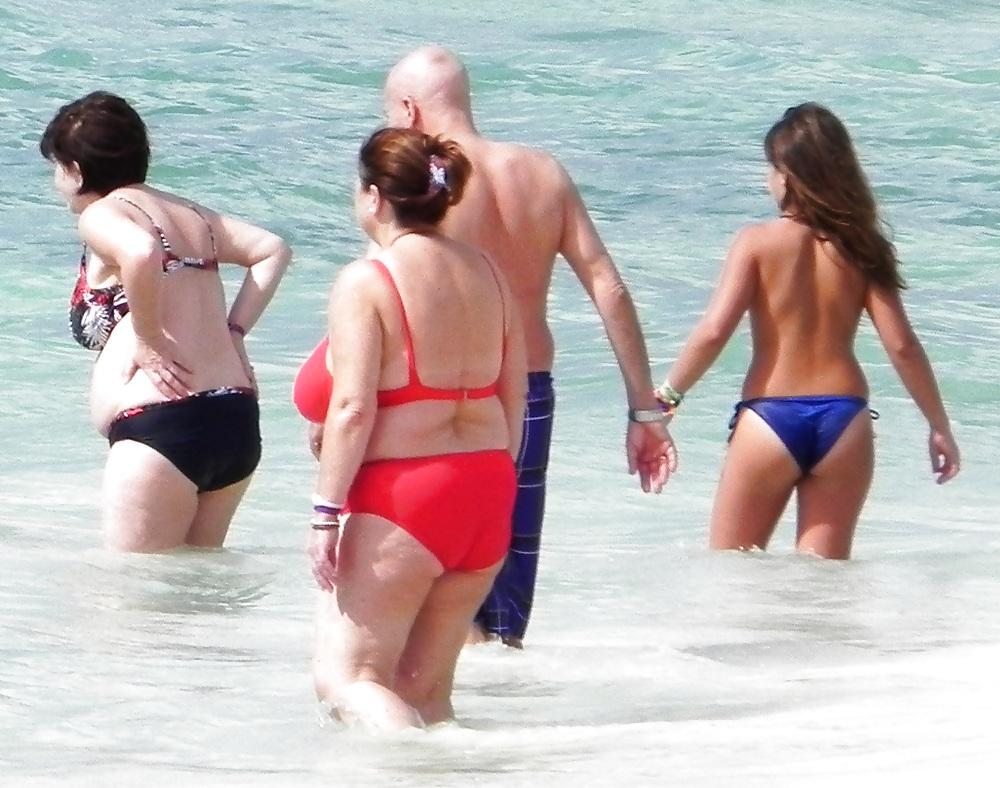 25P Mature boobs beach