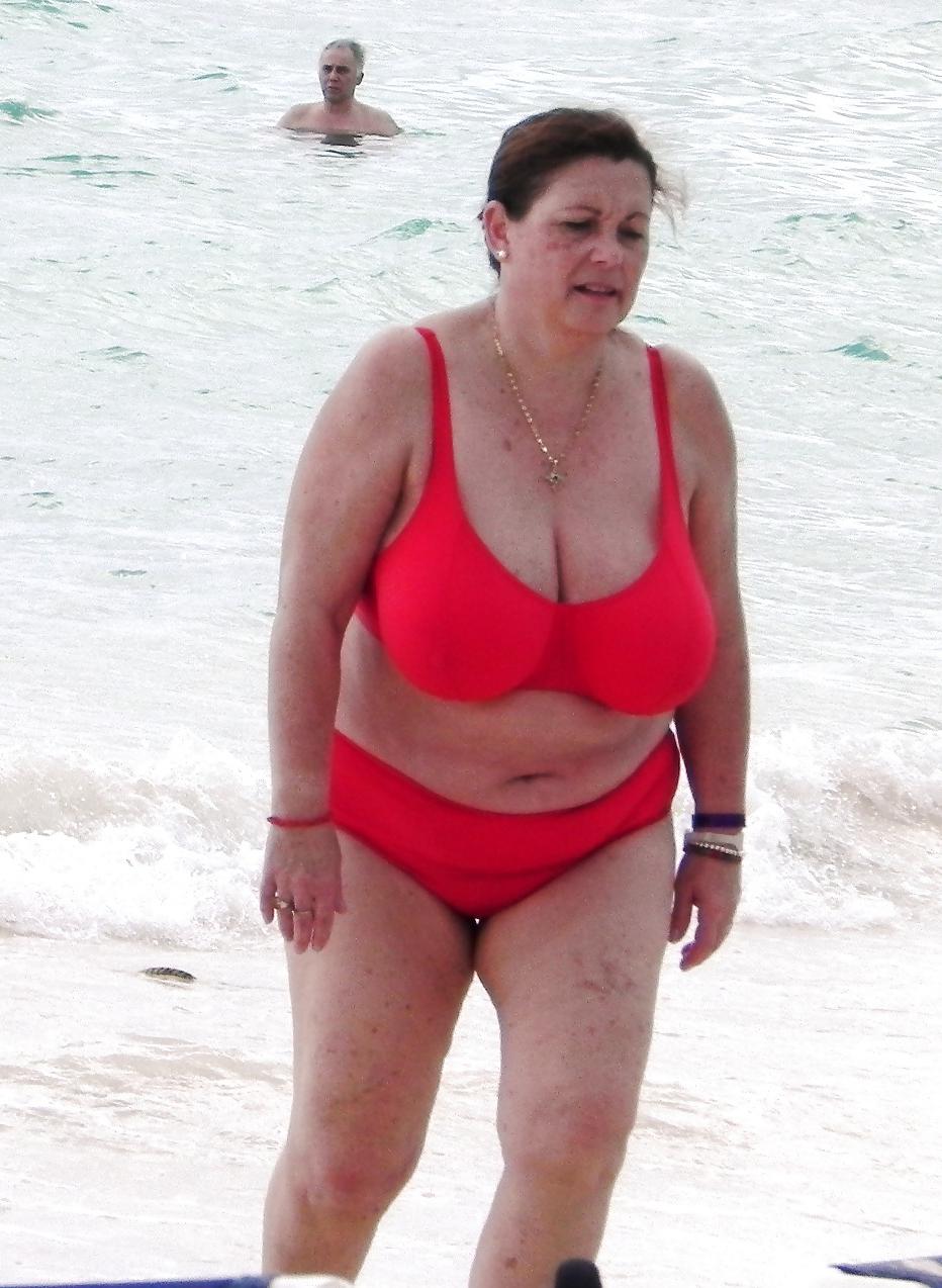 25P Mature boobs beach