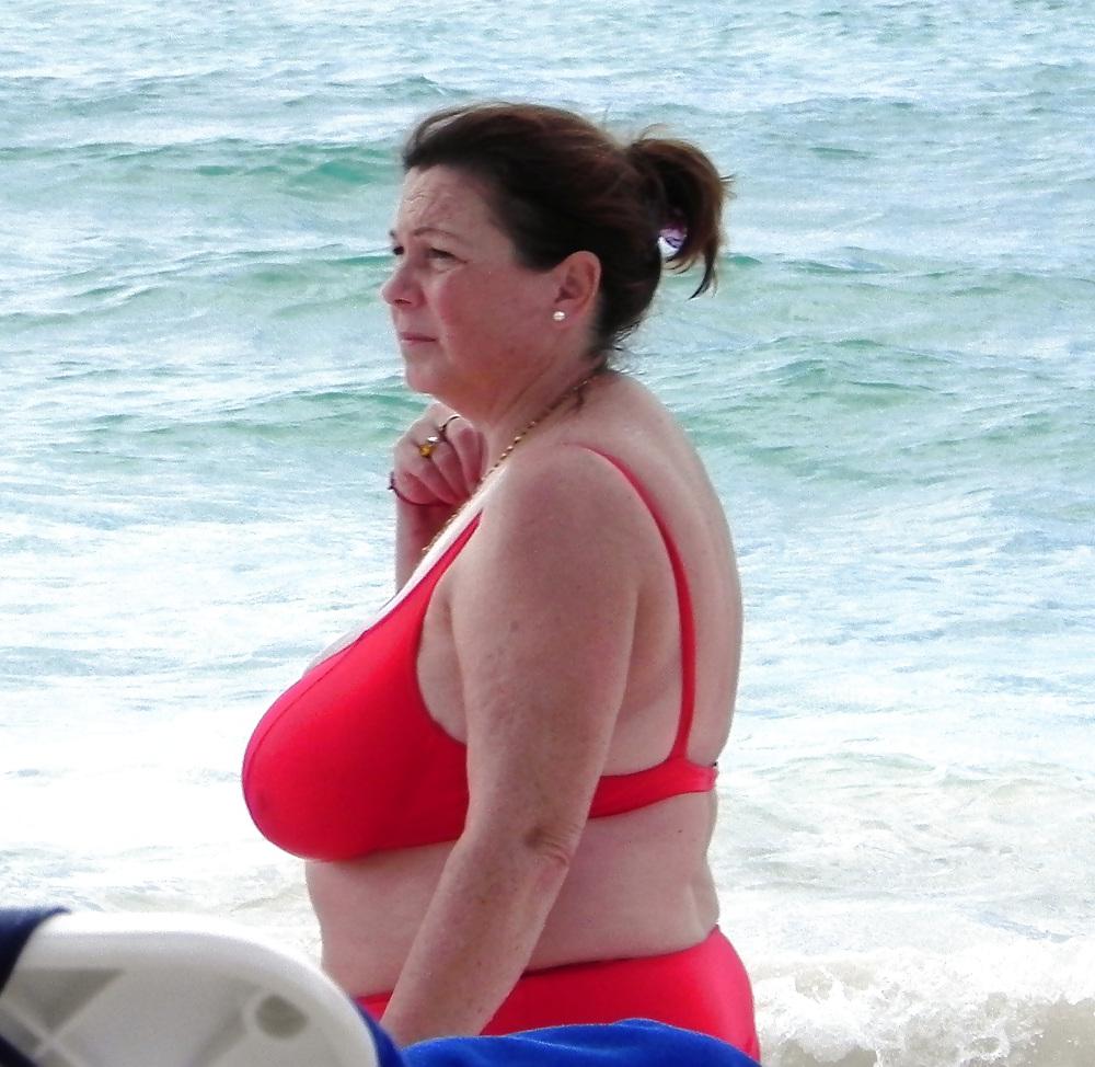 25P Mature boobs beach