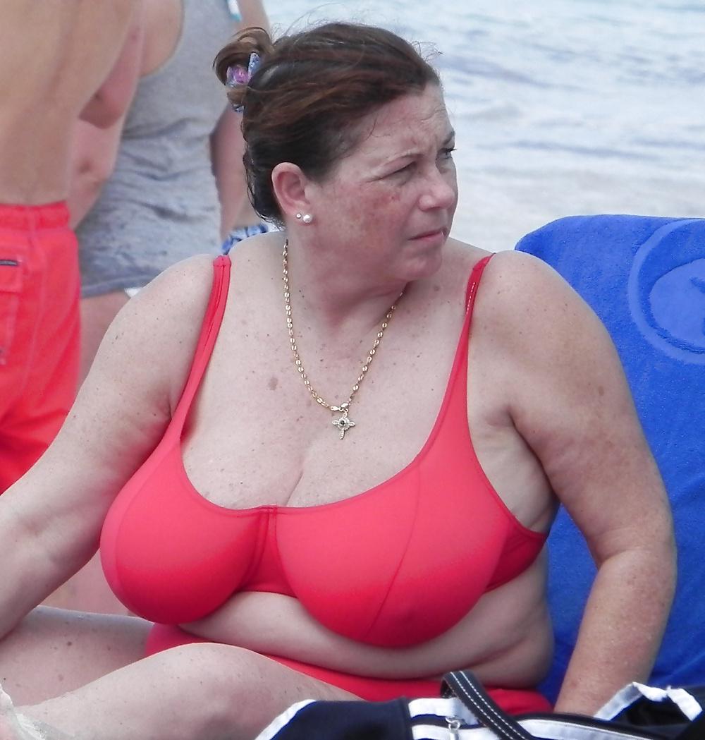 25P Mature boobs beach