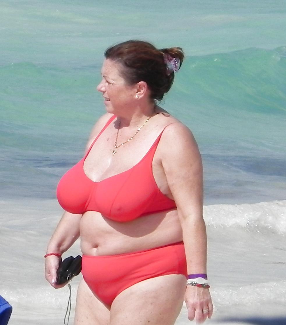 25P Mature boobs beach