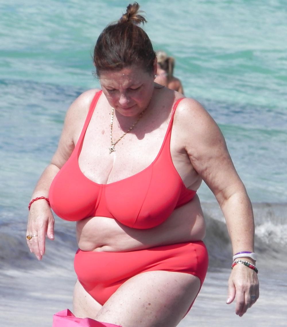 25P Mature boobs beach