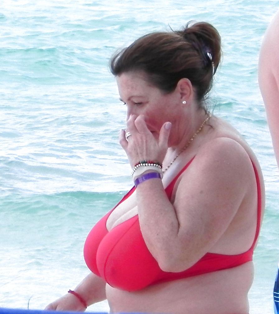25P Mature boobs beach
