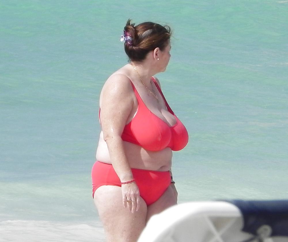 25P Mature boobs beach