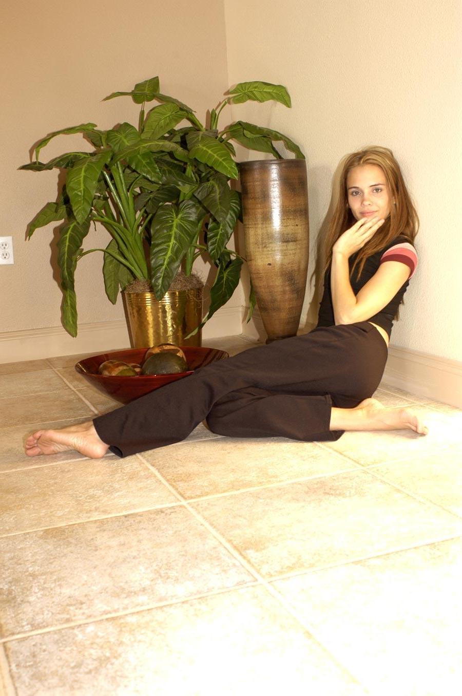 16P Pictures of Jenny Heart masturbating on the living room floor