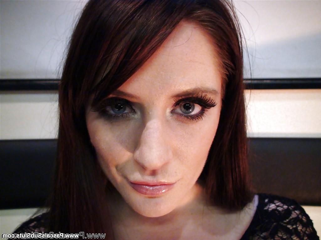 16P Nylon adorned Euro amateur Samantha Bentley spreading for babe photos