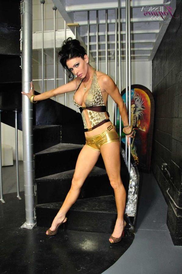 15P Pictures of Jessica Jaymes spreading in her shoes