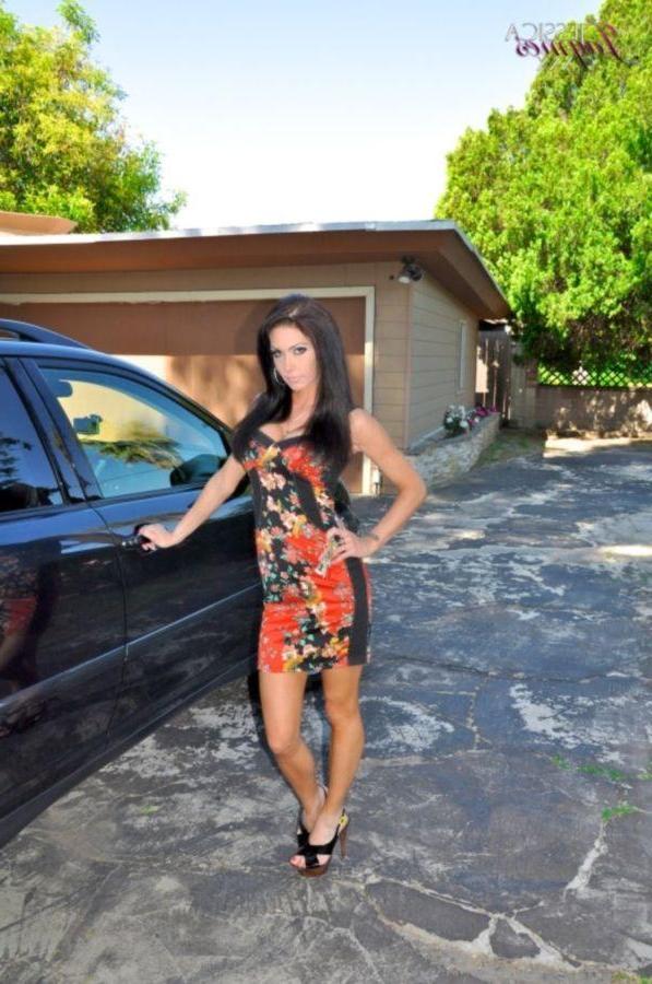 14P Pictures of teen Jessica Jaymes going down on a massive shlong