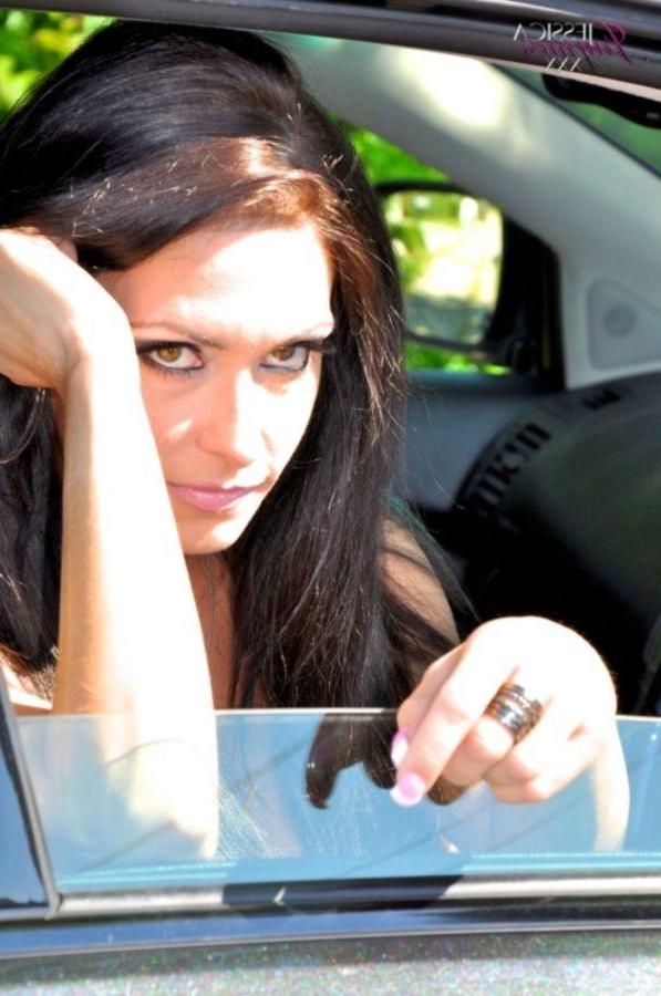 14P Pictures of teen Jessica Jaymes going down on a massive shlong