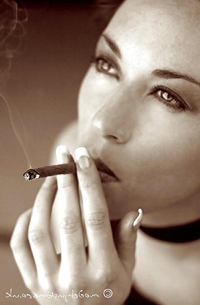 25P Beautiful Women Smoking B&W 005