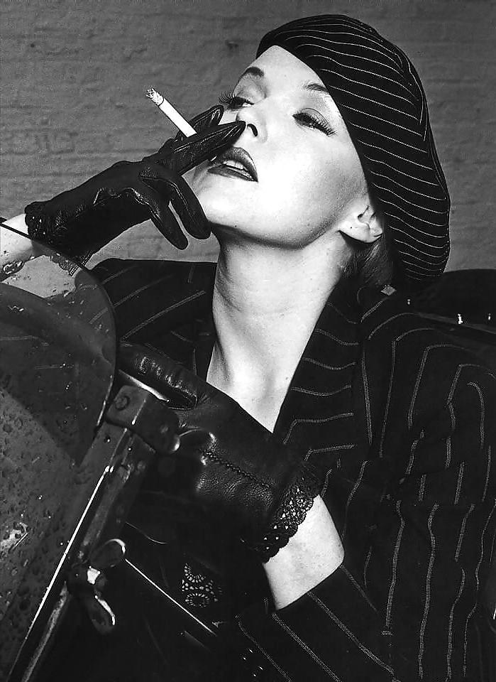 25P Beautiful Women Smoking B&W 010