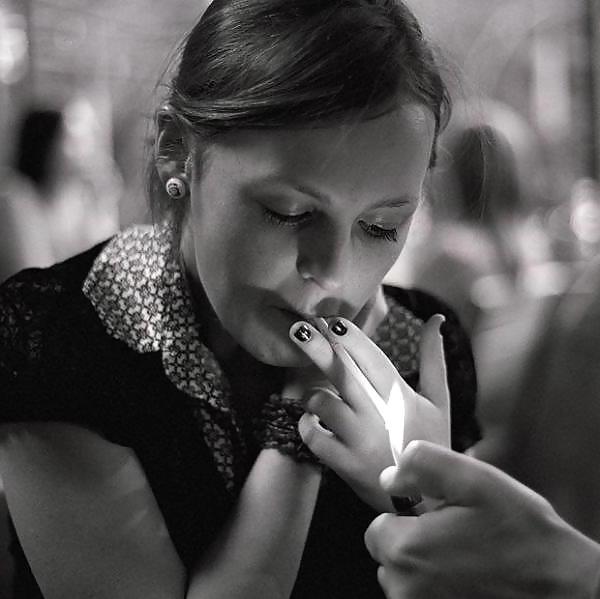 25P Beautiful Women Smoking B&W 010