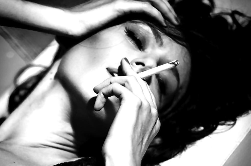 25P Beautiful Women Smoking B&W 010