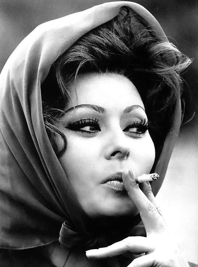 25P Beautiful Women Smoking B&W 010