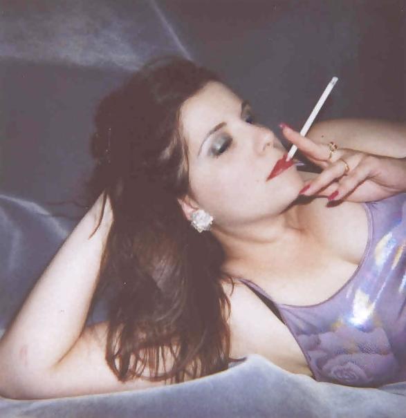 25P Beautiful Women Smoking B&W 010