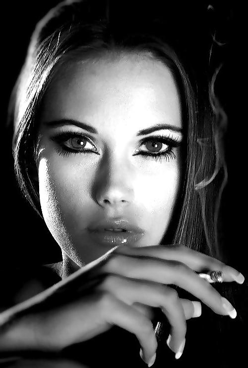 25P Beautiful Women Smoking B&W 010