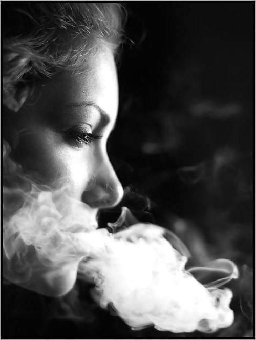 25P Beautiful Women Smoking B&W 010