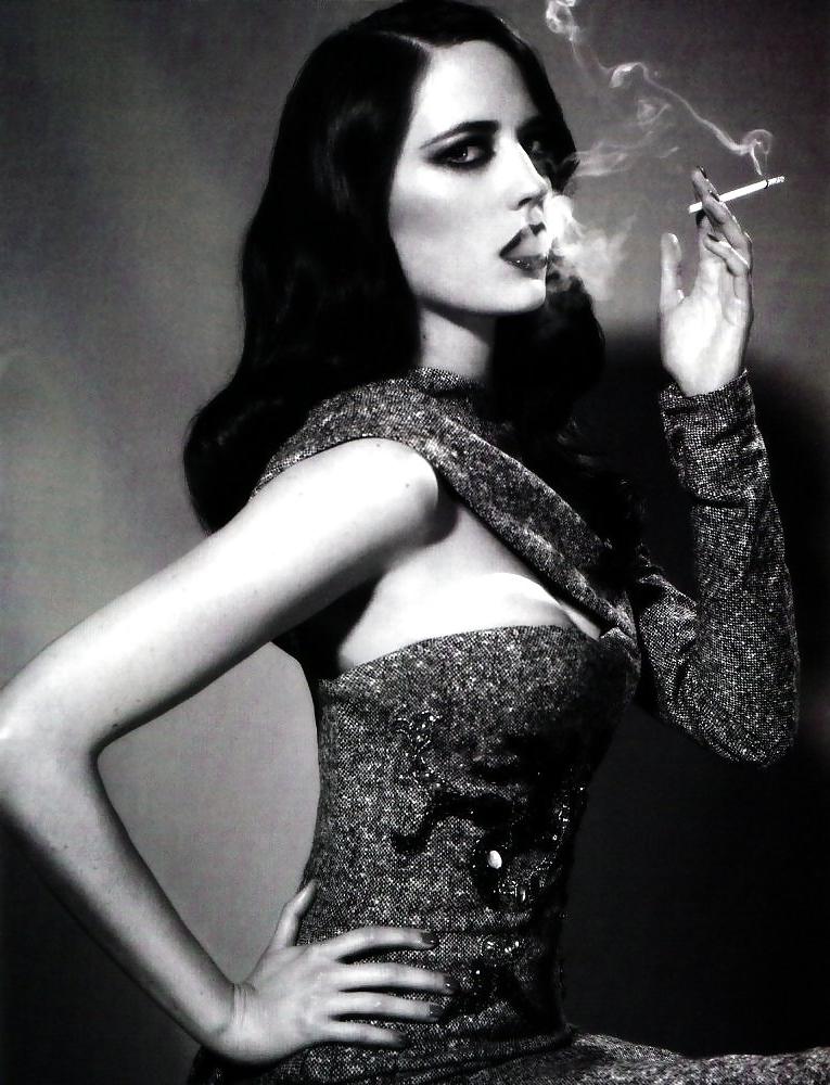 25P Beautiful Women Smoking B&W 010