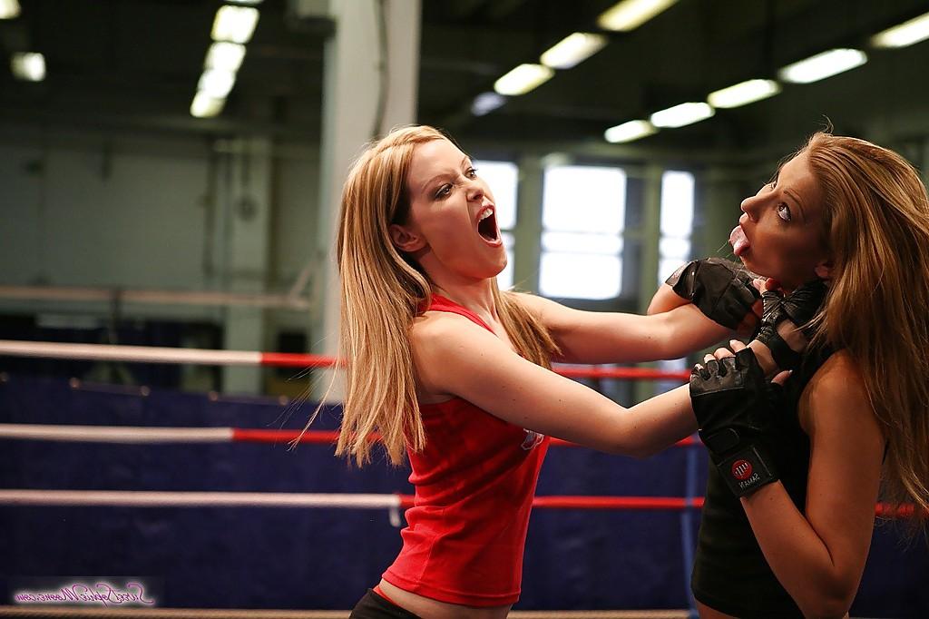 16P Sophie Moone is into sexy catfight and pussy lick on the ring