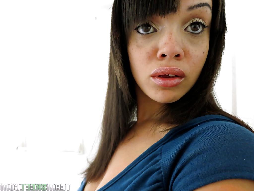 16P Bosomy ebony amateur Stacey Foxxx getting naked and picturing herself