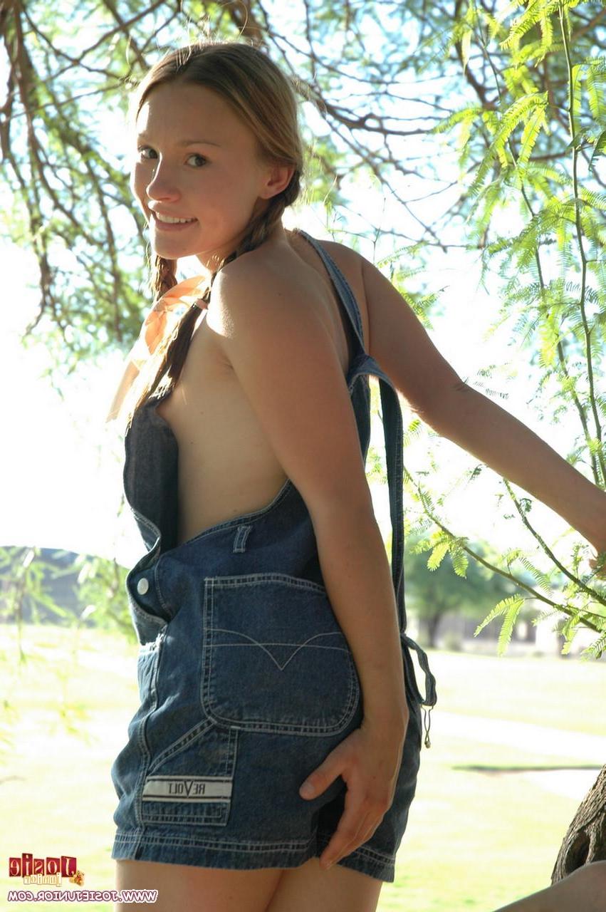 20P Pictures of teen babe Josie Junior naked outside
