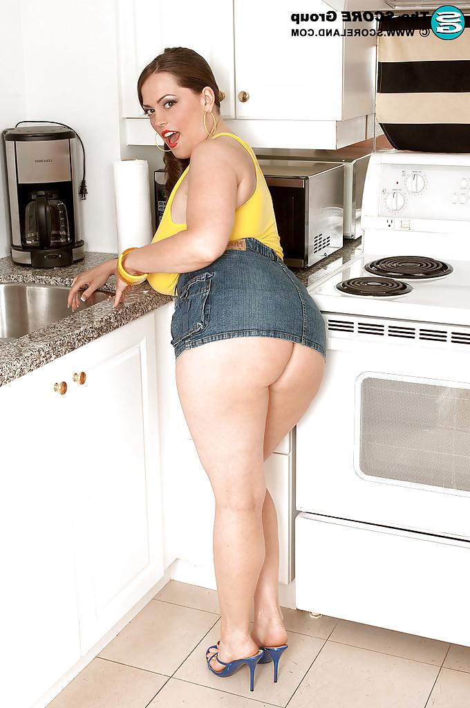 16P Busty beauty in jean miniskirt Taylor Steele showing big ass and ripe hooters