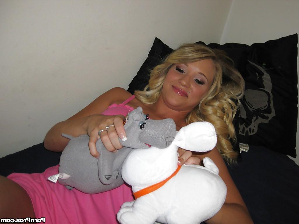 16P Blonde amateur babe Teagan Summers spreading her wet pussy