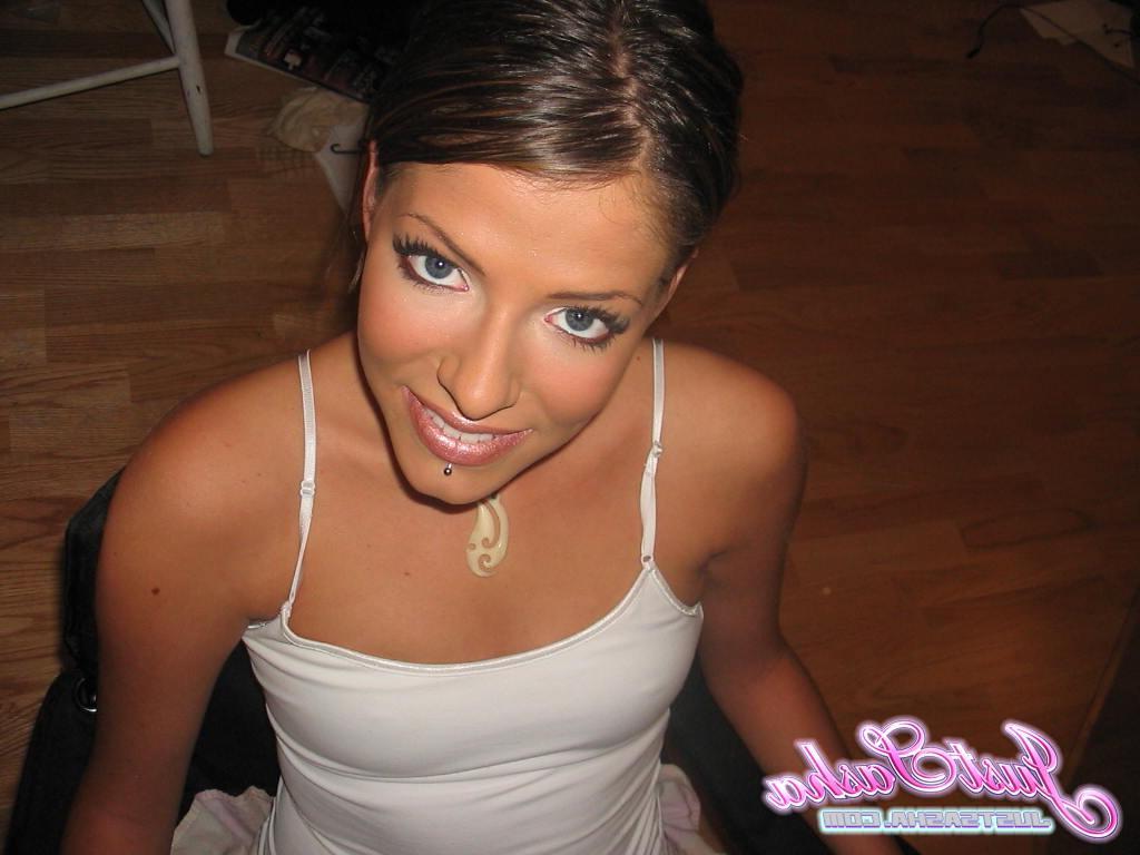 20P Pictures of teen amateur Just Sasha updating her web site
