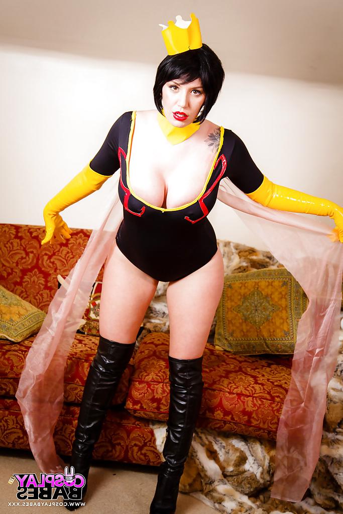 16P Big booty Euro babe Yuffie Yulan posing in long boots and cosplay uniform