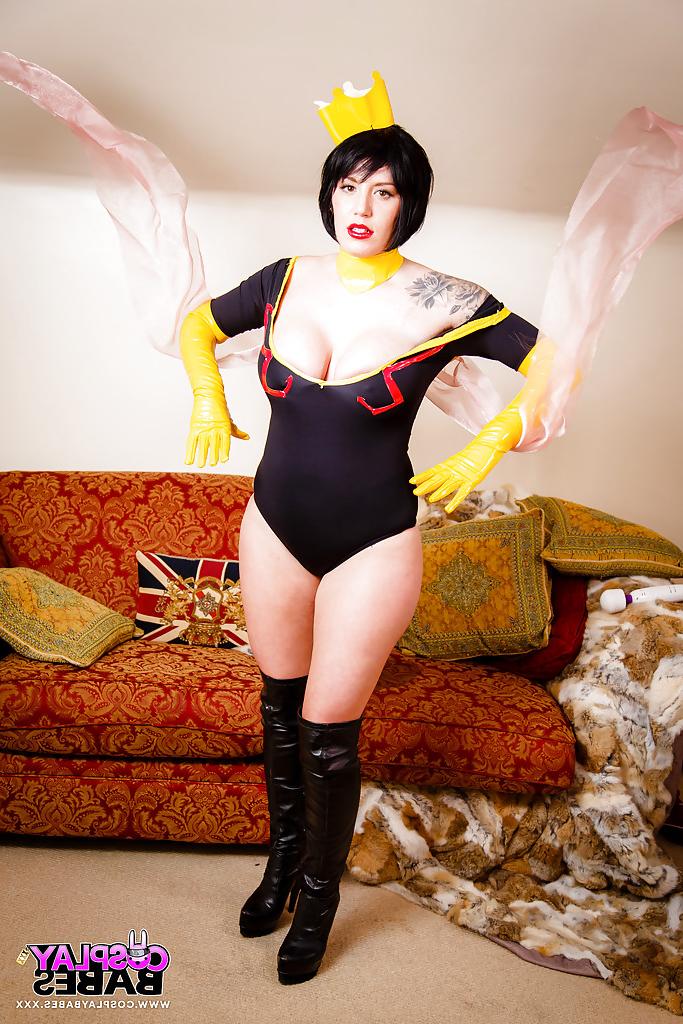 16P Big booty Euro babe Yuffie Yulan posing in long boots and cosplay uniform