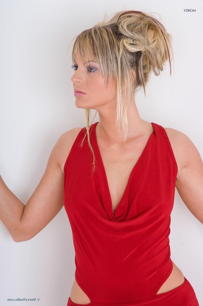 11P Blonde babe Kae shows off her hot body in the studio