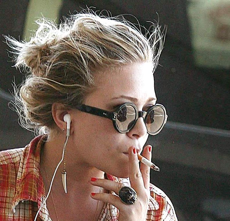 25P Some Hot Smoking Women