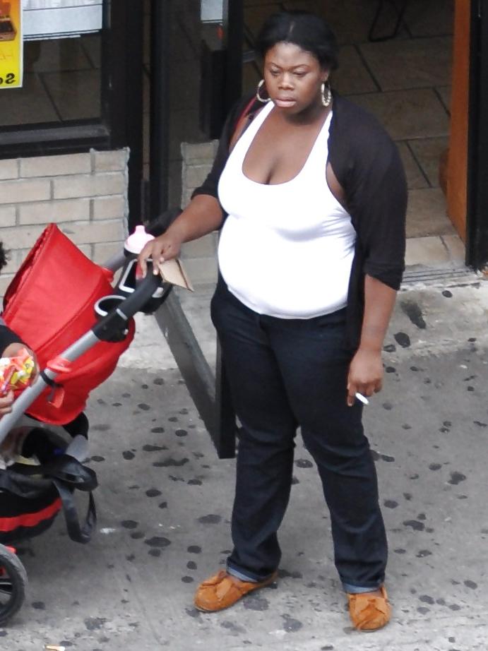 5P Harlem Girls in the Heat 378 New York-Smoking with the Baby