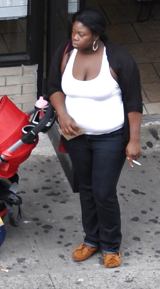 5P Harlem Girls in the Heat 378 New York-Smoking with the Baby