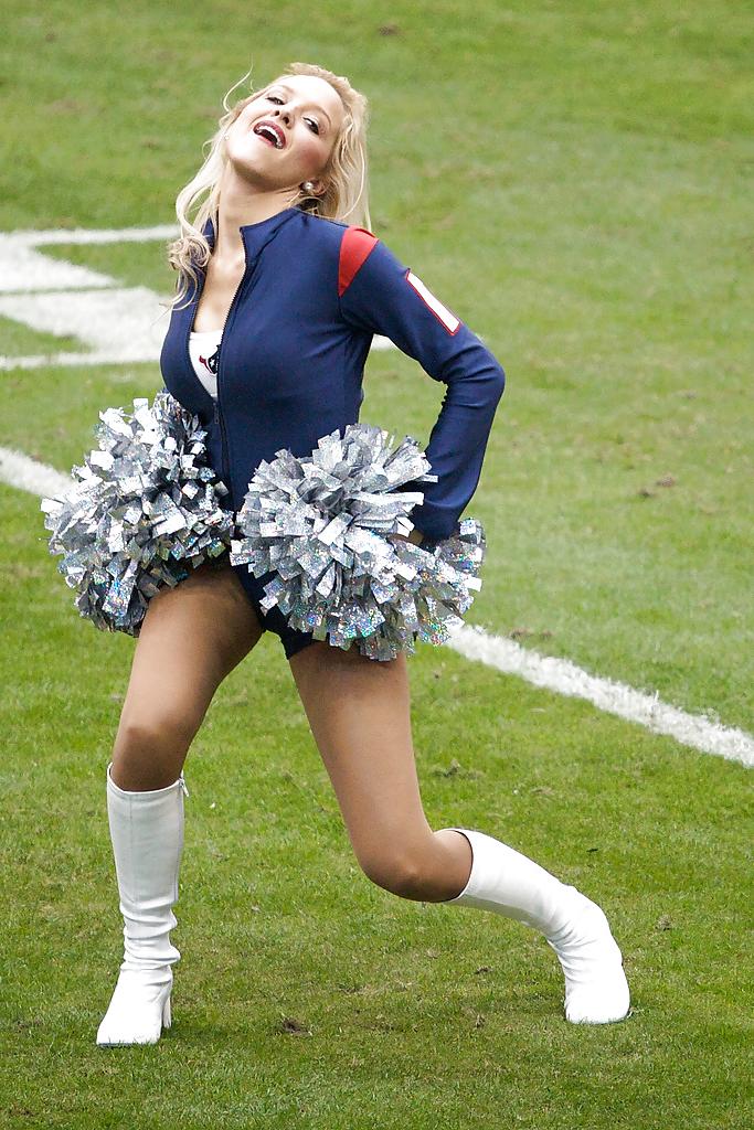19P Cheerleaders with sexy Boots on....