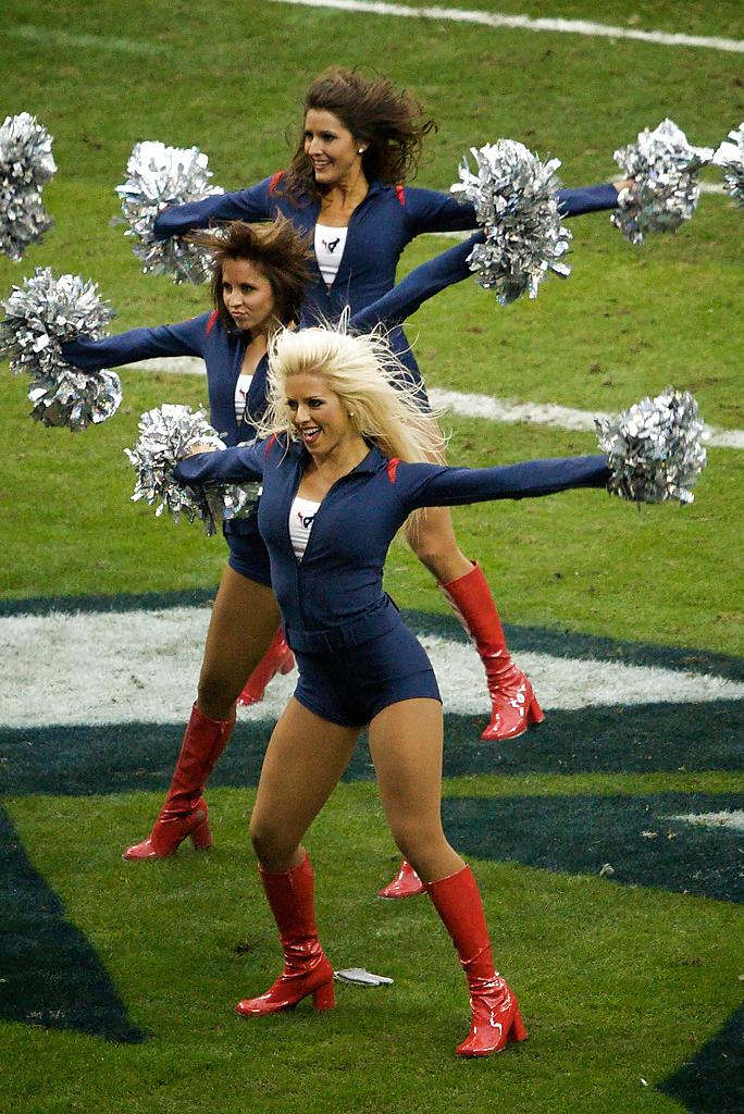 19P Cheerleaders with sexy Boots on....