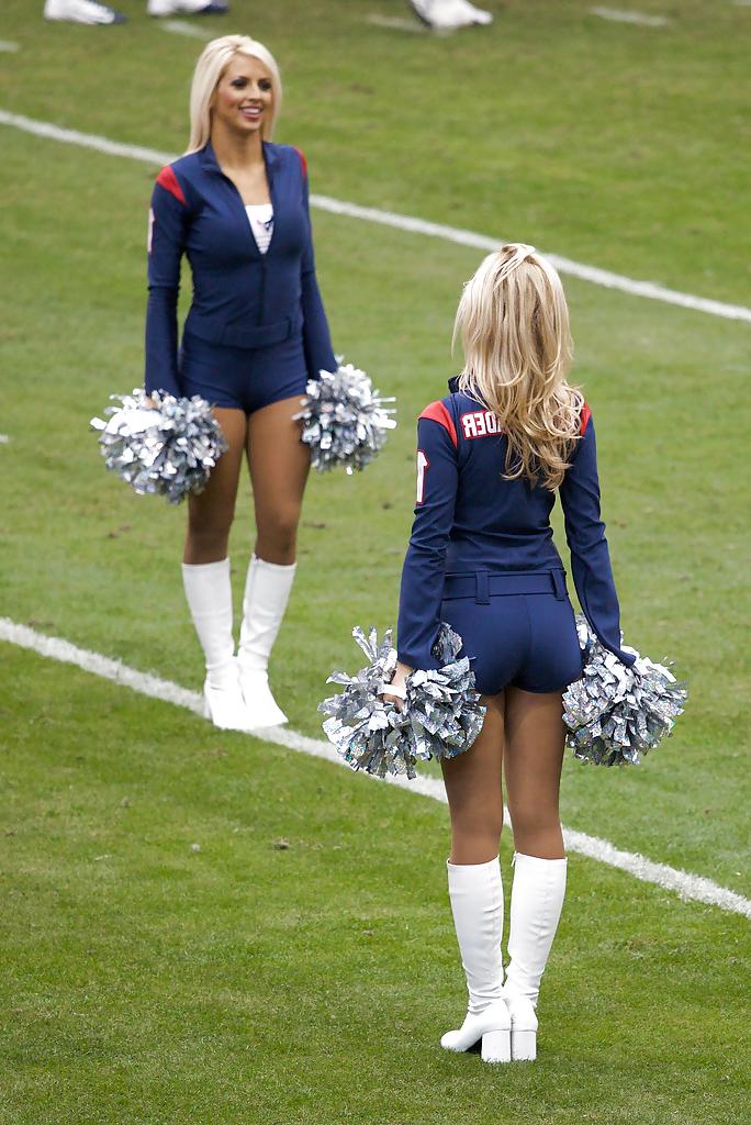 19P Cheerleaders with sexy Boots on....