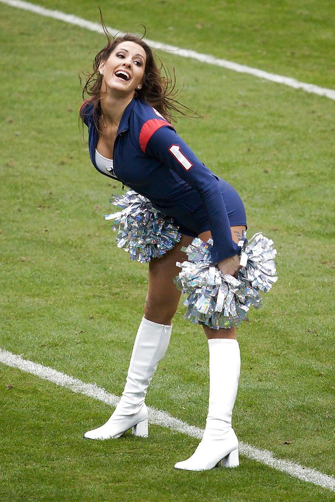 19P Cheerleaders with sexy Boots on....