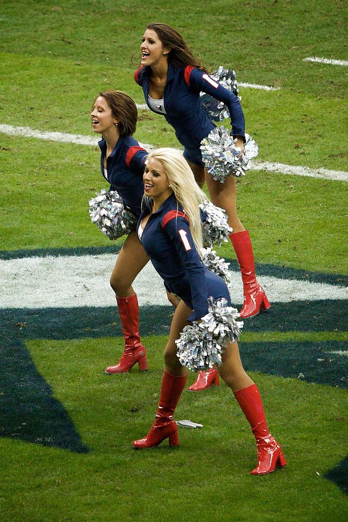 19P Cheerleaders with sexy Boots on....