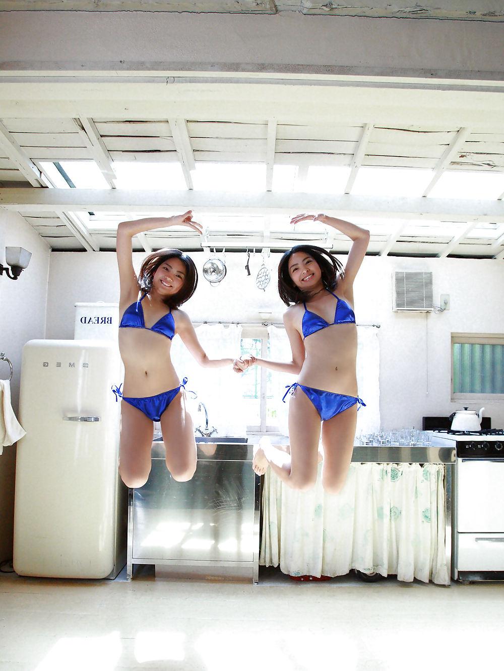 25P Japanese Bikini Babes-Anna & Reina Aoi