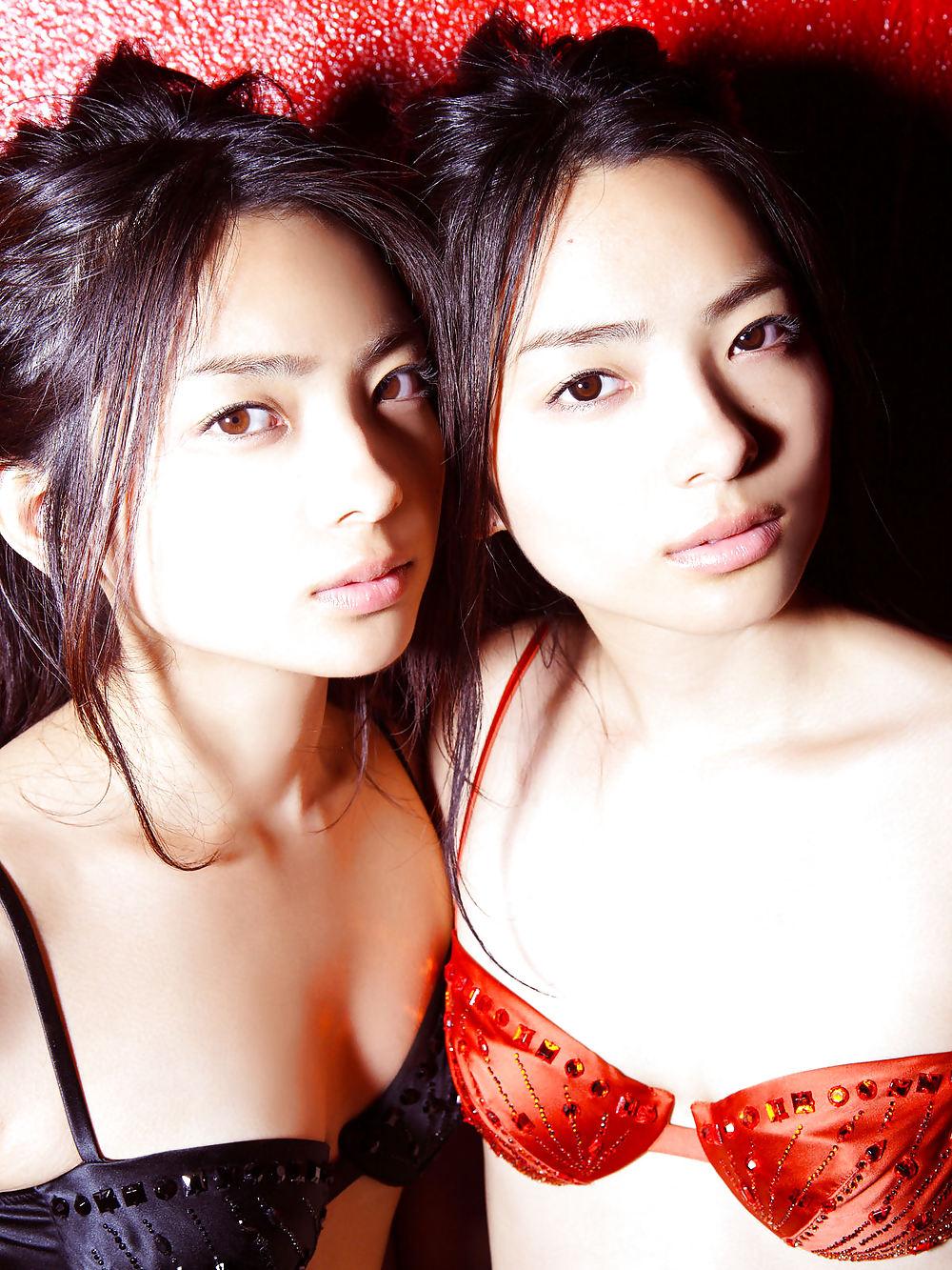 25P Japanese Bikini Babes-Anna & Reina Aoi