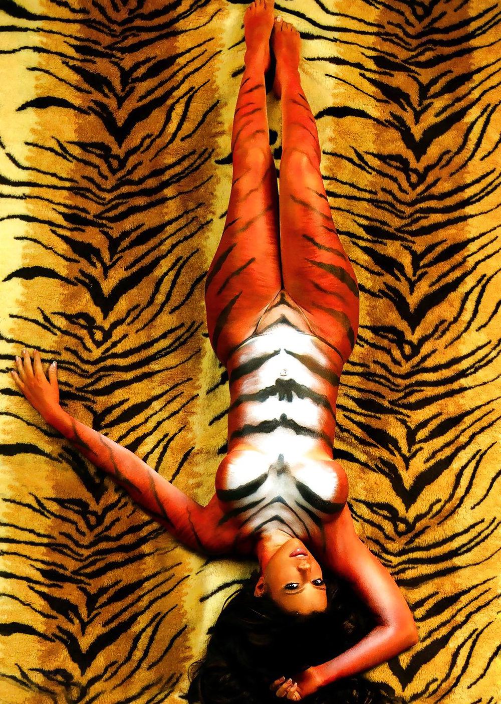 16P Vida Guerra Body Paint For Photoshoot
