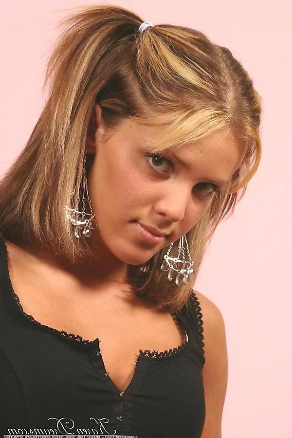 20P Pictures of teen Karen Dreams flaunting her hotness