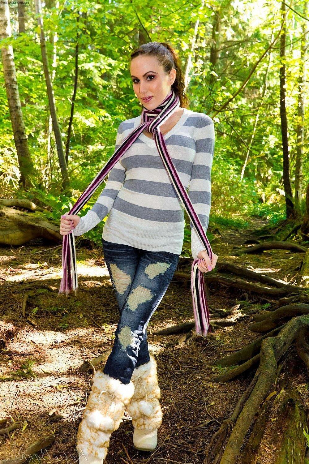 15P Pictures of Katie Banks stripping down to her boots in the woods