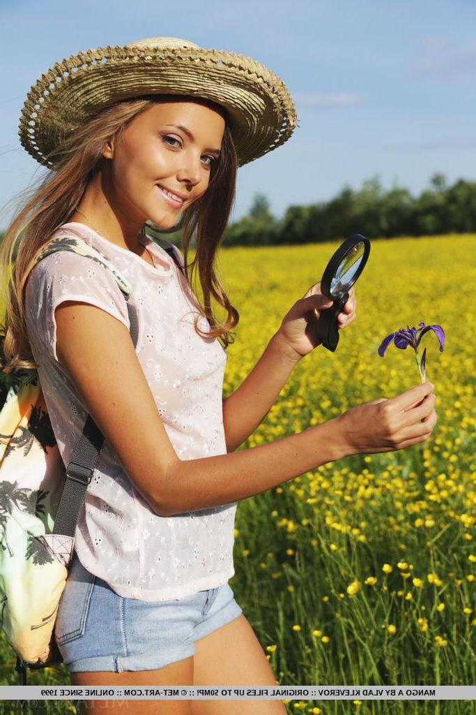 18P Mango A flaunts her smoking hot body as she poses on the flowery field