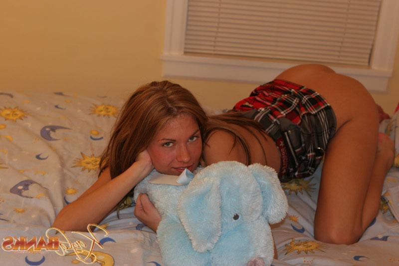 20P Pictures of Kayla Banks masturbating in bed