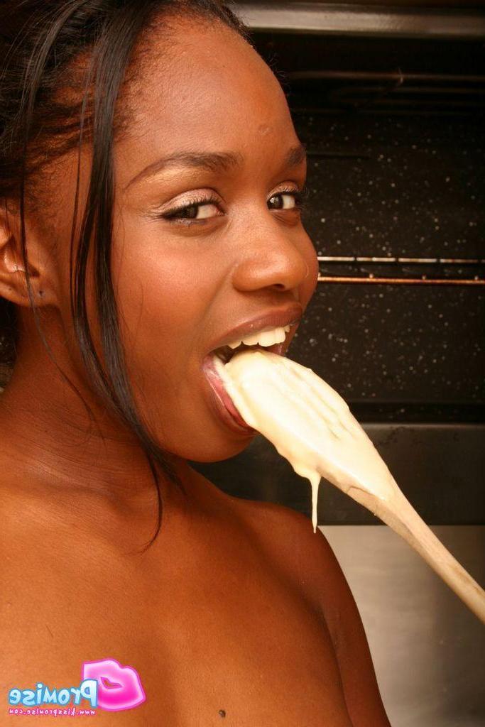 15P Pictures of Kiss Promise having fun in the kitchen